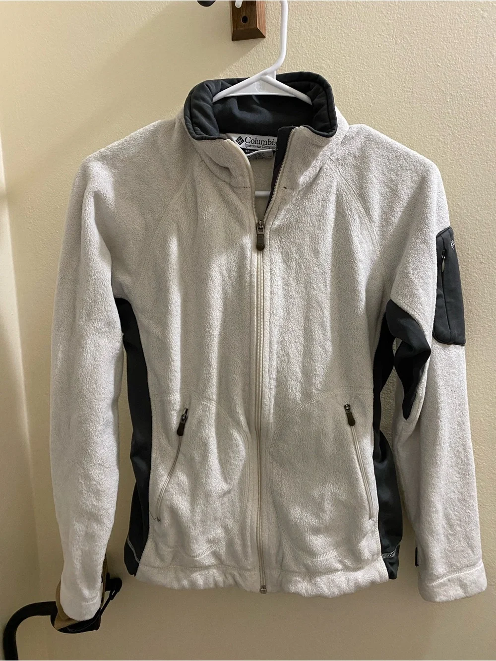 Columbia women’s  White and Gray Lightweight Fleece Jacket